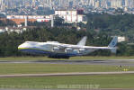 O An-225 Mriya segundos antes do pouso, fotografado de dentro da Torre de Controle - Foto: Eder Avelino Andrade - eder@spotter.com.br