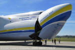 O An-225 pode transportar at 200.000 kg em um casulo com 70 metros de comprimento instalado sobre a fuselagem, mas raramente  utilizado - Foto: Eder Avelino Andrade - eder@spotter.com.br