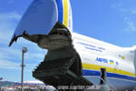 A rampa de carga fica dobrada dentro do nariz da aeronave - Foto: Eder Avelino Andrade - eder@spotter.com.br