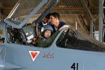 Piloto do Esquadro Jaguar se preparando para realizar mais uma misso - Foto: Marco Aurlio do Couto Ramos - makitec@terra.com.br