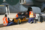 Instalao do pod Rafael LITENING no A-1A do Esquadro Centauro - Foto: Luciano Porto - luciano@spotter.com.br