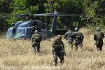 O piloto resgatado  levado para o Black Hawk do Esquadro Pantera - Foto: Luciano Porto - luciano@spotter.com.br