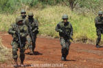 Os soldados do PARA-SAR seguem para o resgate do outro piloto abatido - Foto: Luciano Porto - luciano@spotter.com.br