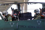 Pilotos na cabine do A-29B se preparando para uma misso - Foto: Luciano Porto - luciano@spotter.com.br