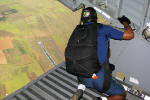 O coordenador da equipe verifica a posio, passando as instrues para o loadmaster, que informa via rdio o piloto - Foto: Luciano Porto - luciano@spotter.com.br