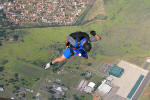 De olho no altmetro e sem perder o alvo de vista, o atleta espera o melhor momento para acionar o seu paraquedas - Foto: Luciano Porto - luciano@spotter.com.br