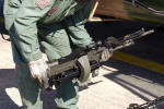 Tcnico em armamento do Esquadro Puma preparando as armas para a Prova de Manuteno com abastecimento e municiamento - Foto: Equipe SPOTTER