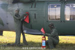 Equipe do Esquadro Pantera abastecendo o H-60L durante uma das provas do TAAR - Foto: Luciano Porto - luciano@spotter.com.br