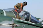 Um integrante do Esquadro Adelphi d os ltimos retoques na aeronave - Foto: Luciano Porto - luciano@spotter.com.br