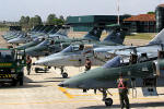 As aeronaves sendo abastecidas para as misses - Foto: Luciano Porto - luciano@spotter.com.br