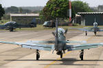 Os A-29B do Esquadro Grifo taxiando no ptio da BACG - Foto: Luciano Porto - luciano@spotter.com.br