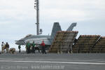 Antes do acionamento da catapulta, enormes defletores de calor e ondas de choque so levantados atrs do Super Hornet - Foto: Carlos H. Moyna - carlos@spotter.com.br