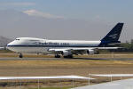 O Aeropuerto Arturo Merino Bentez funciona normalmente durante a FIDAE 2006, pois possui duas pistas para as operaes. Na foto, um Boeing 747-200F da Trade Winds Cargo