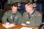 A bordo do KC-10A Extender, os tripulantes fazem os ltimos ajustes para a misso
