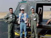Luciano Porto e tripulantes do Bell UH-1H Iroquois