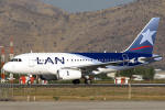 Como a FIDAE  realizada no Aeroporto Internacional de Santiago, durante o evento podem ser vistas dezenas de aeronaves comerciais, como este Airbus A318 da LAN Chile - Foto: Equipe SPOTTER