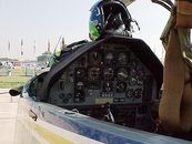 Cockpit do Embraer T-27 Tucano