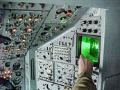 O Flight Engineer opera e controla o reabastecimento nos trs pontos atravs de uma cmera de vdeo localizada sob a fuselagem