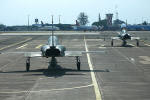 Os F-5EM Tiger II partem para mais uma misso de interceptao das aeronaves atacantes do pas Azul - Foto: Equipe SPOTTER