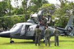 Os mecnicos realizando servios de manuteno e inspeo de rotina - Foto: Luciano Porto - luciano@spotter.com.br