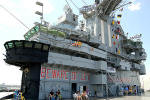 O porta aviões USS Intrepid pertence a Classe Essex, foi construído durante a Segunda Guerra Mundial mas foi modernizado várias vezes e operou até 1974 - Foto: Fabrizio Sartorelli - fabrizio@spotter.com.br