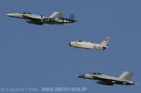 Dois F/A-18F Super Hornet voando em formao com um Goodyear FG-1D Corsair e um North American FJ-4B Fury - Air Venture 2006 - Oshkosh - WI - USA - 28/07/06 - Luciano Porto - luciano@spotter.com.br