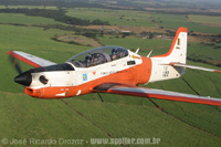 Embraer T-27 Tucano - FAB - Voando na regio de Pirassununga - SP - 31/06/08 - Jos Ricardo Drozdz - jrdrozdz@globo.com