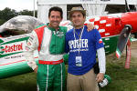 O piloto campeo mundial de acrobacia area Mike Goulian e Luciano Porto no stand da Castrol, patrocinadora do Mike Goulian Airshows 