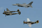 Heritage Flight da USAF, reunindo um Lockheed P-38J Lightning, um Lockheed Martin F-16C Fighting Falcon e um North American P-51D Mustang - Foto: Luciano Porto - luciano@spotter.com.br