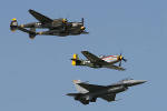 Heritage Flight da USAF, reunindo um Lockheed P-38J Lightning, um Lockheed Martin F-16C Fighting Falcon e um North American P-51D Mustang - Foto: Luciano Porto - luciano@spotter.com.br