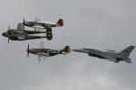 Heritage Flight da USAF, reunindo um Lockheed P-38J Lightning, um Lockheed Martin F-16C Fighting Falcon e dois North American P-51 Mustang - Foto: Luciano Porto - luciano@spotter.com.br