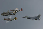 Heritage Flight da USAF, reunindo um Lockheed P-38J Lightning, um Lockheed Martin F-16C Fighting Falcon e dois North American P-51 Mustang - Foto: Luciano Porto - luciano@spotter.com.br