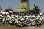 Mais de 80 brasileiros foram para Oshkosh com a Candiota Turismo. Nesta foto aparecem alguns deles durante a tradicional parada, quando os participantes desfilam pelo evento representando os seus pases de origem. O Brasil foi o segundo colocado, atrs apenas do Canad, com cidades a poucos minutos de Oshkosh.