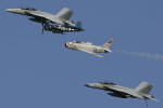 Heritage Flight da US NAVY, com um Goodyear FG-1D Corsair, um North American FJ-4B Fury e dois Boeing F/A-18F Super Hornet - Foto: Luciano Porto - luciano@spotter.com.br