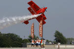 Sean Tucker cortando a fita com seu Pitts S-2 Challenger III - Foto: Luciano Porto - luciano@spotter.com.br