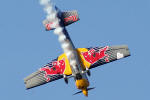 Zivko Edge 540 do Red Bull Team pilotado por Peter Besenyei - Foto: Douglas Barbosa Machado - douglas@spotter.com.br
