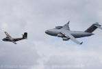 De Havilland C-7A (DHC-4) Caribou e Boeing C-17A Globemaster III da USAF - Foto: Douglas Barbosa Machado - douglas@spotter.com.br