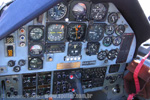 O painel traseiro do Embraer A-27 Tucano tem basicamente os mesmos instrumentos do dianteiro - Foto: Luciano Porto - luciano@spotter.com.br