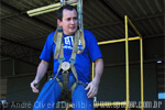 Nesse treinamento  preciso saltar da escada, permancer pendurado e depois se soltar sozinho - Foto: Andr Oliveira Duailibi - aodcrew@hotmail.com