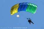 Para maior preciso nos saltos, a equipe de resgate utiliza paraquedas esportivos, muito mais manobrveis - Foto: Luciano Porto - luciano@spotter.com.br