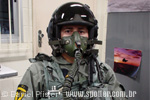 Depois de vestir o traje completo,  preciso ficar alguns minutos respirando pela mscara, para se acostumar com o equipamento - Foto: Daniel Pfister - daniel@spotter.com.br