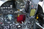 Painel de instrumentos do assento dianteiro do McDonnell Douglas AF-1A Falco, com destaque para o GPS - Foto: Luciano Porto - luciano@spotter.com.br